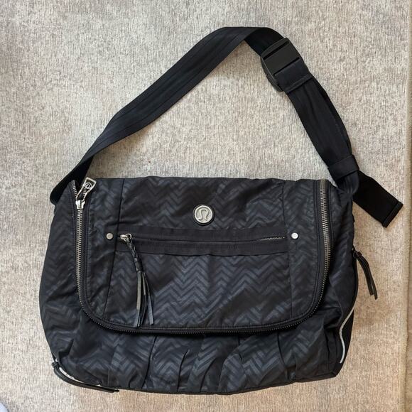 Lululemon Gym Bag in Black - Picture 2 of 9